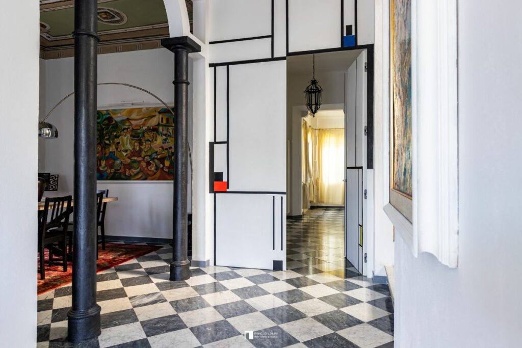 Porta battente filomuro a 2 ante con finitura "Mondrian" come anche l'altezza della parete