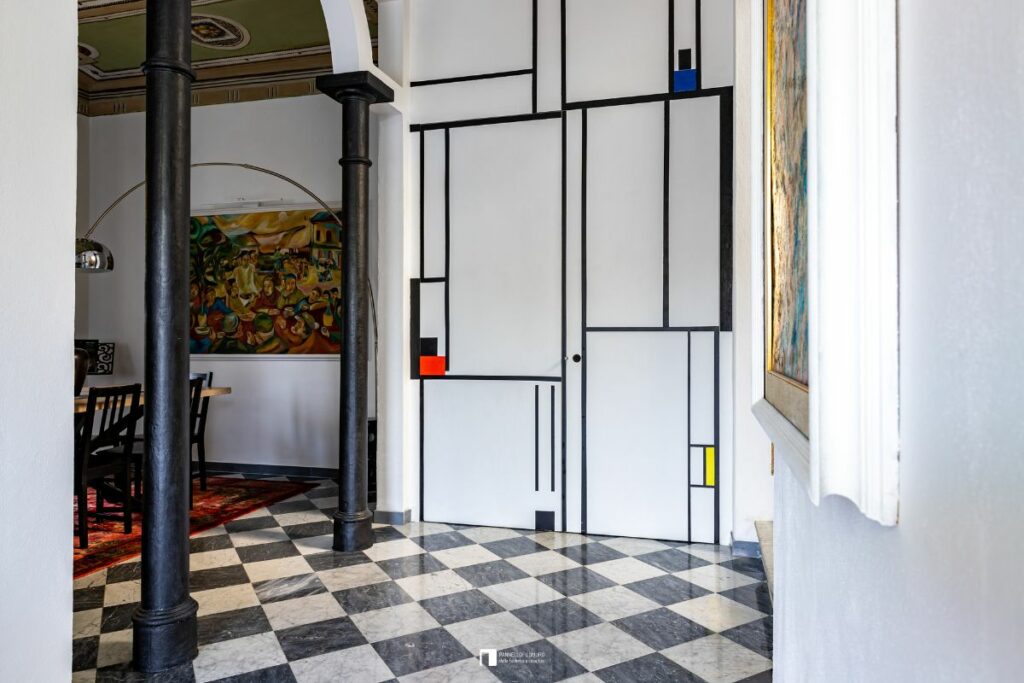 Porta battente filomuro a 2 ante con finitura "Mondrian" come anche l'altezza della parete