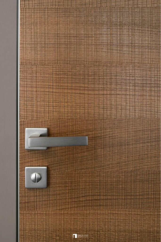 Porta battente filomuro con maniglia quadra e nottolino privacy in finitura essenza di legno